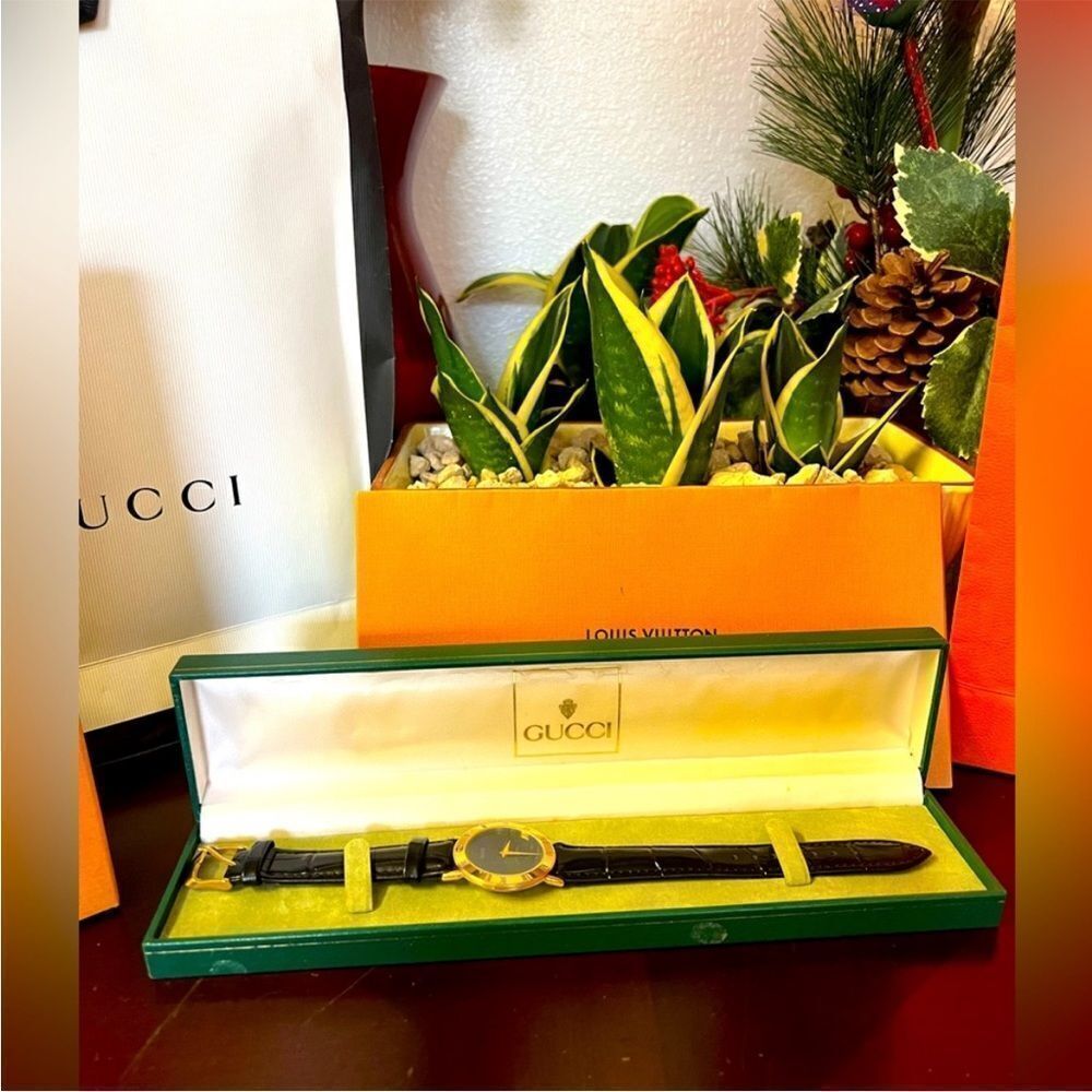 Gucci watch leather strap gold Roman numeral EUC